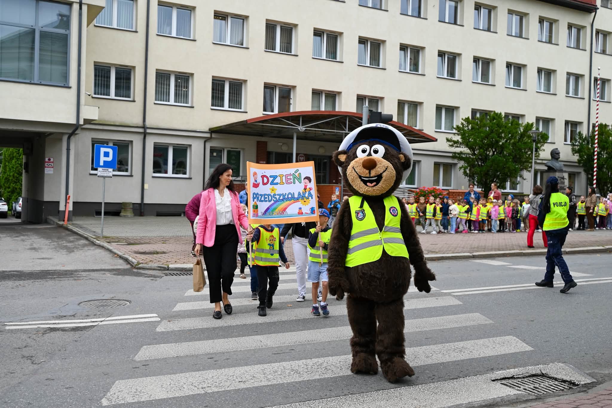 Przedszkolaki z wizytą przed Urzędem Miejskim w Brzozowie 