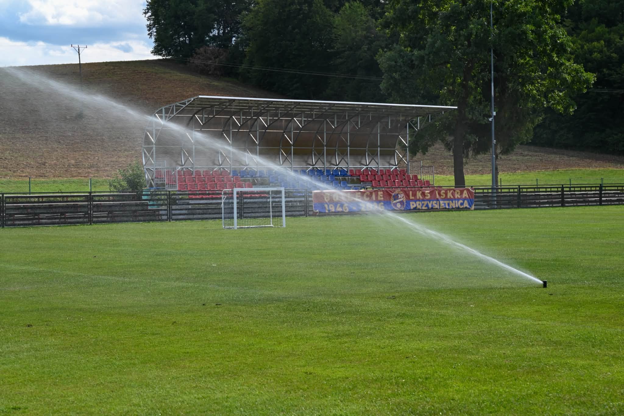 Nowoczesne nawadnianie murawy na stadionie Iskry Przysietnica