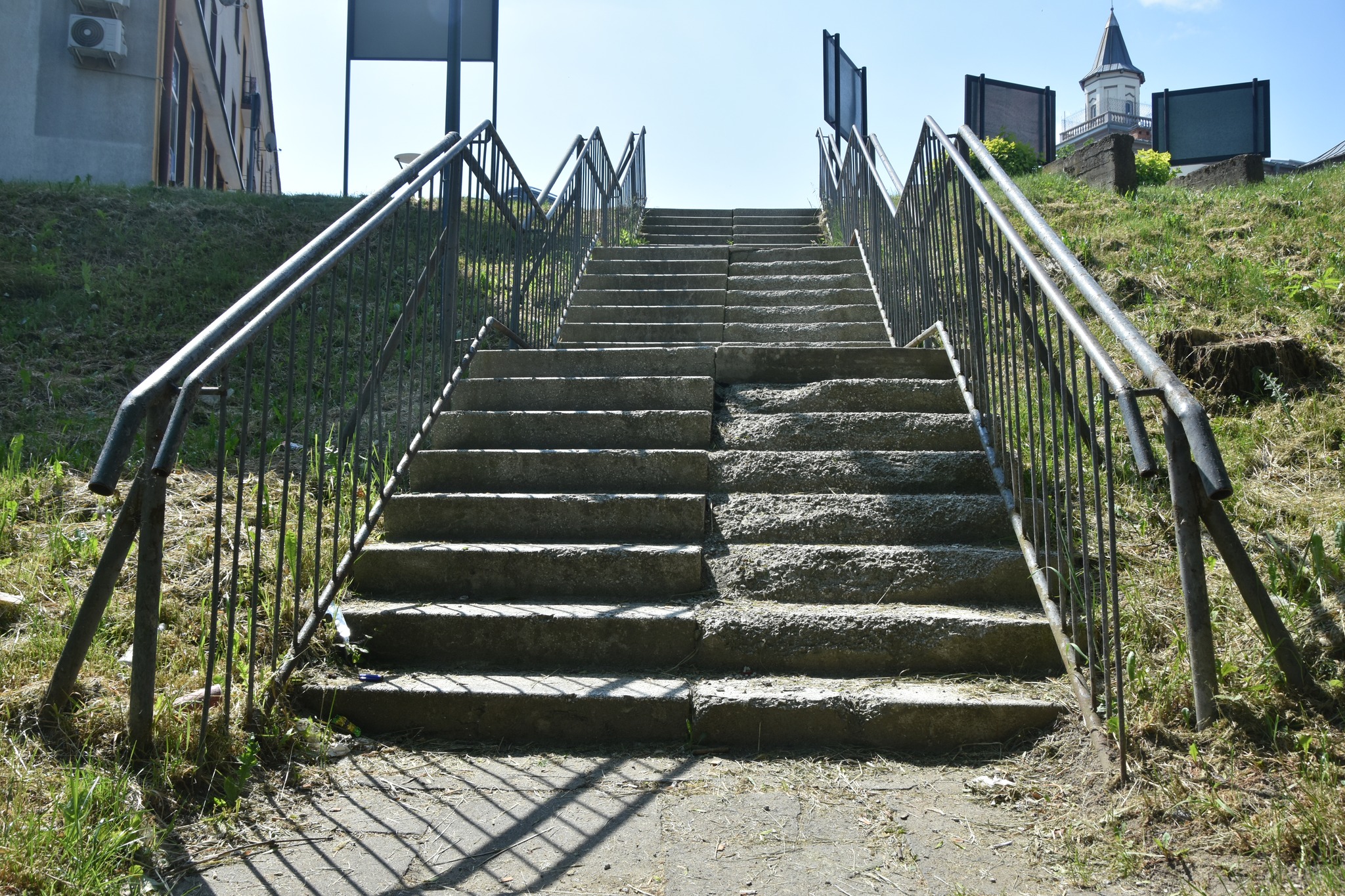 Remont schodów przy Rynku w Brzozowie