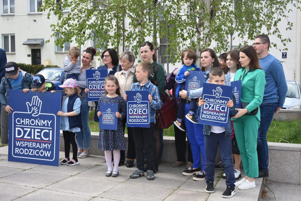 „Chrońmy dzieci, wspierajmy rodziców” – Konferencja prasowa w Brzozowie
