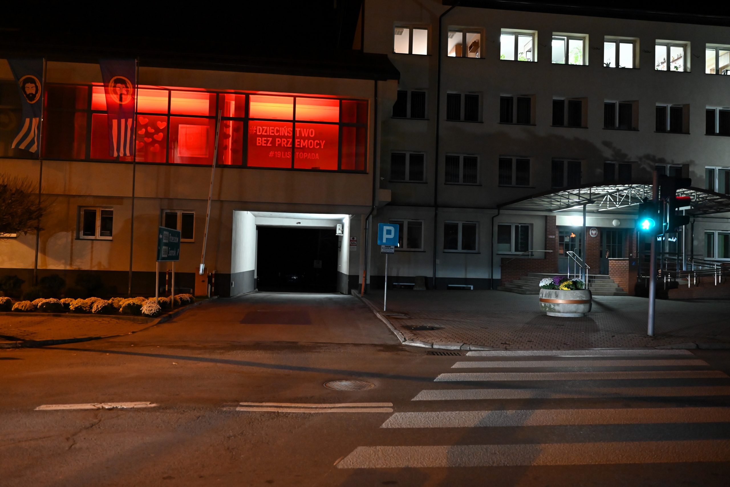 Dzieciństwo bez przemocy. Symboliczne czerwone światła także w Gminie Brzozów