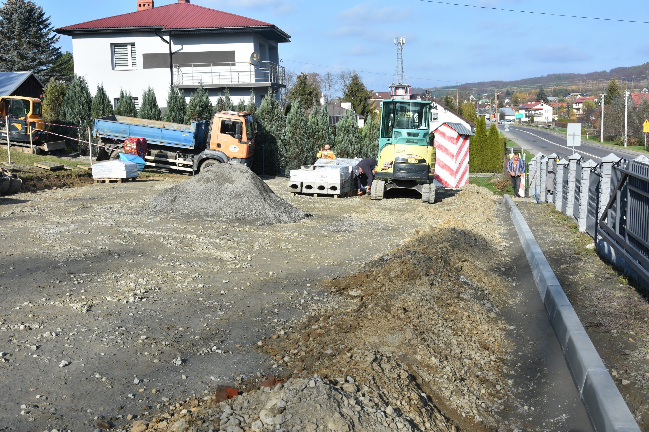 Trwają prace nad nowym parkingiem w Grabownicy