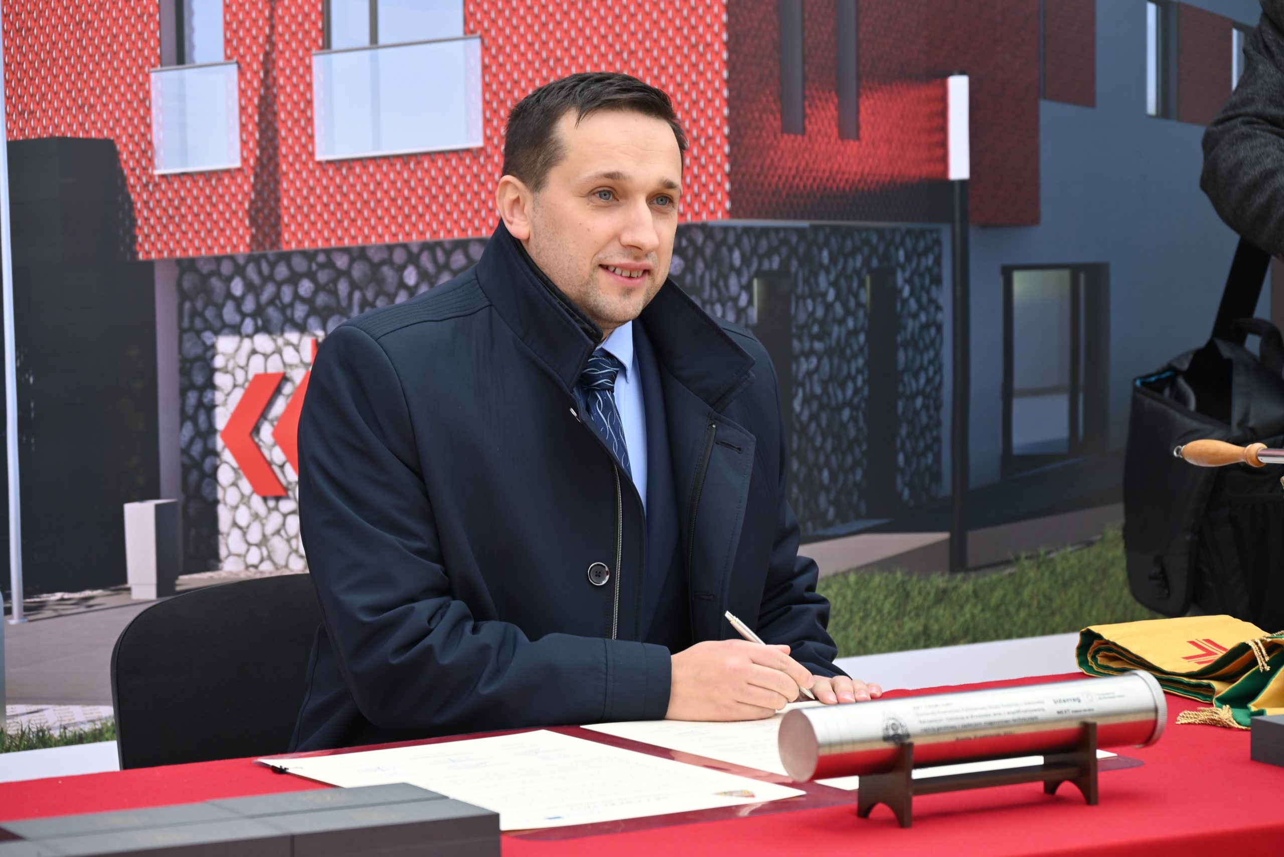 Wmurowanie aktu erekcyjnego w nowo powstającym budynku Komendy Powiatowej i JRG PSP w Brzozowie