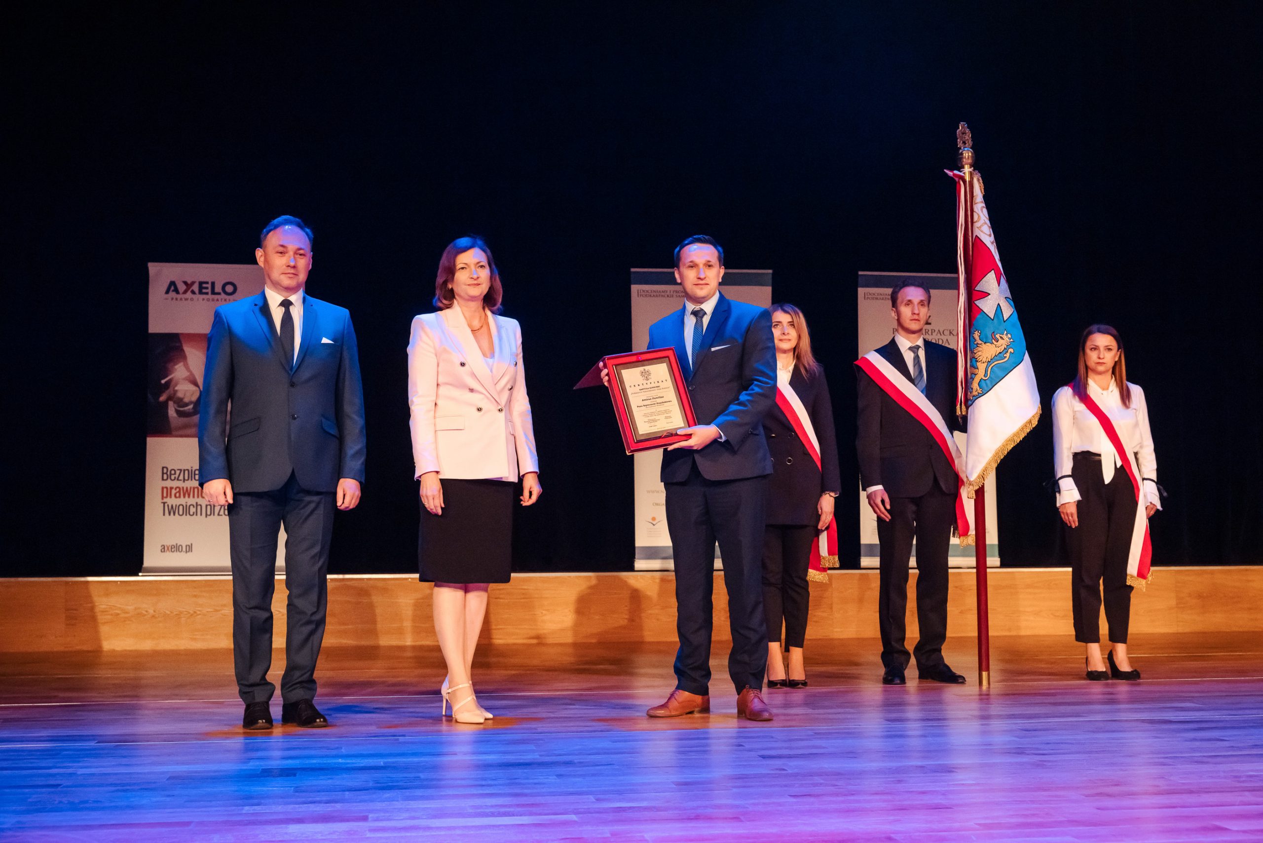 Nagroda „𝗣𝗼𝗱𝗸𝗮𝗿𝗽𝗮𝗰𝗸𝗶 𝘀𝗮𝗺𝗼𝗿𝘇ą𝗱𝗼𝘄𝗶𝗲𝗰 𝗯𝗹𝗶𝘀𝗸𝗶 𝗥𝗼𝗱𝘇𝗶𝗻𝗶𝗲 – 𝗔𝗺𝗶𝗰𝘂𝘀 𝗙𝗮𝗺𝗶𝗹𝗶𝗮𝗲” dla Burmistrza Brzozowa Szymona Stapińskiego