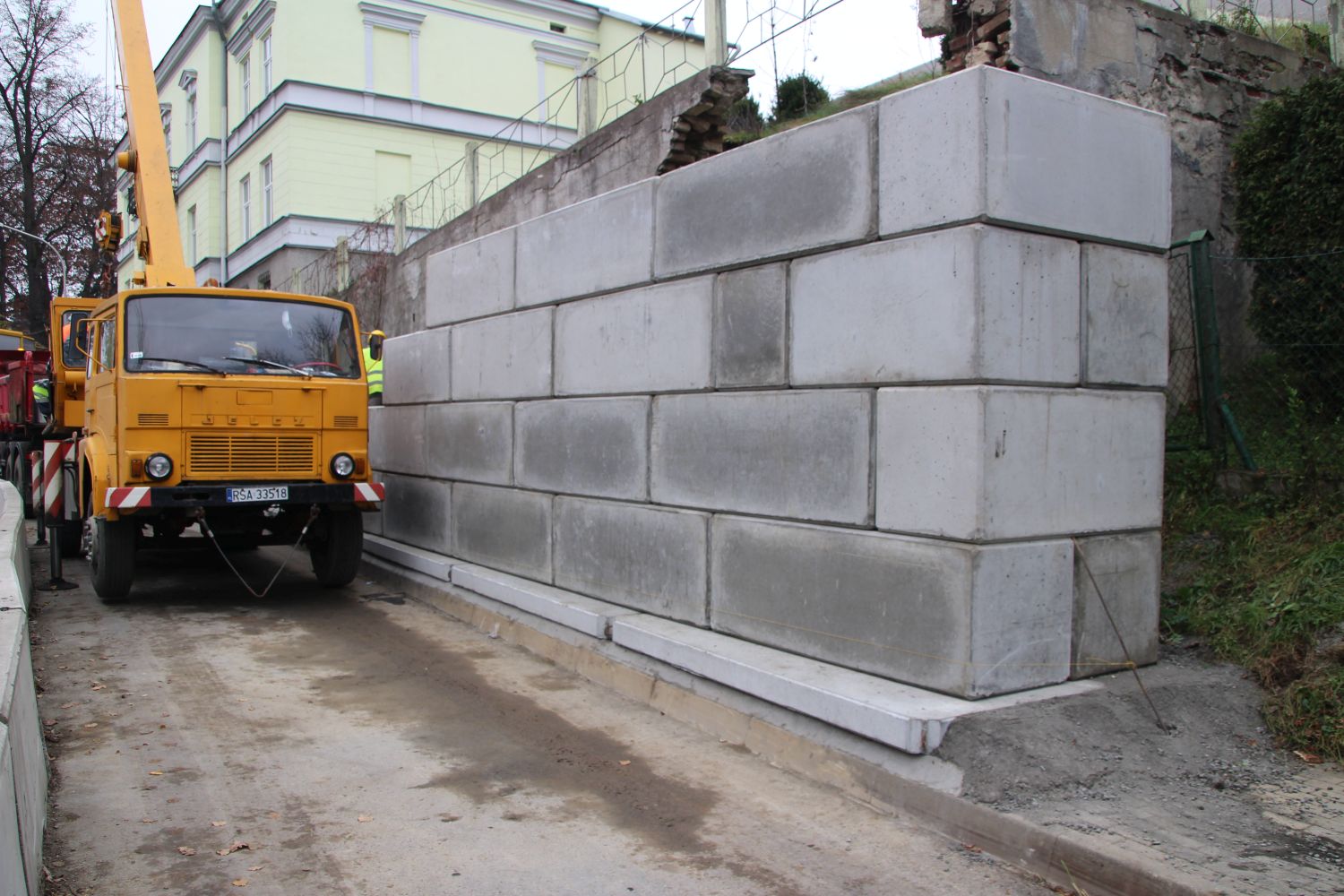 Gmina buduje mur zabezpieczający osuwisko