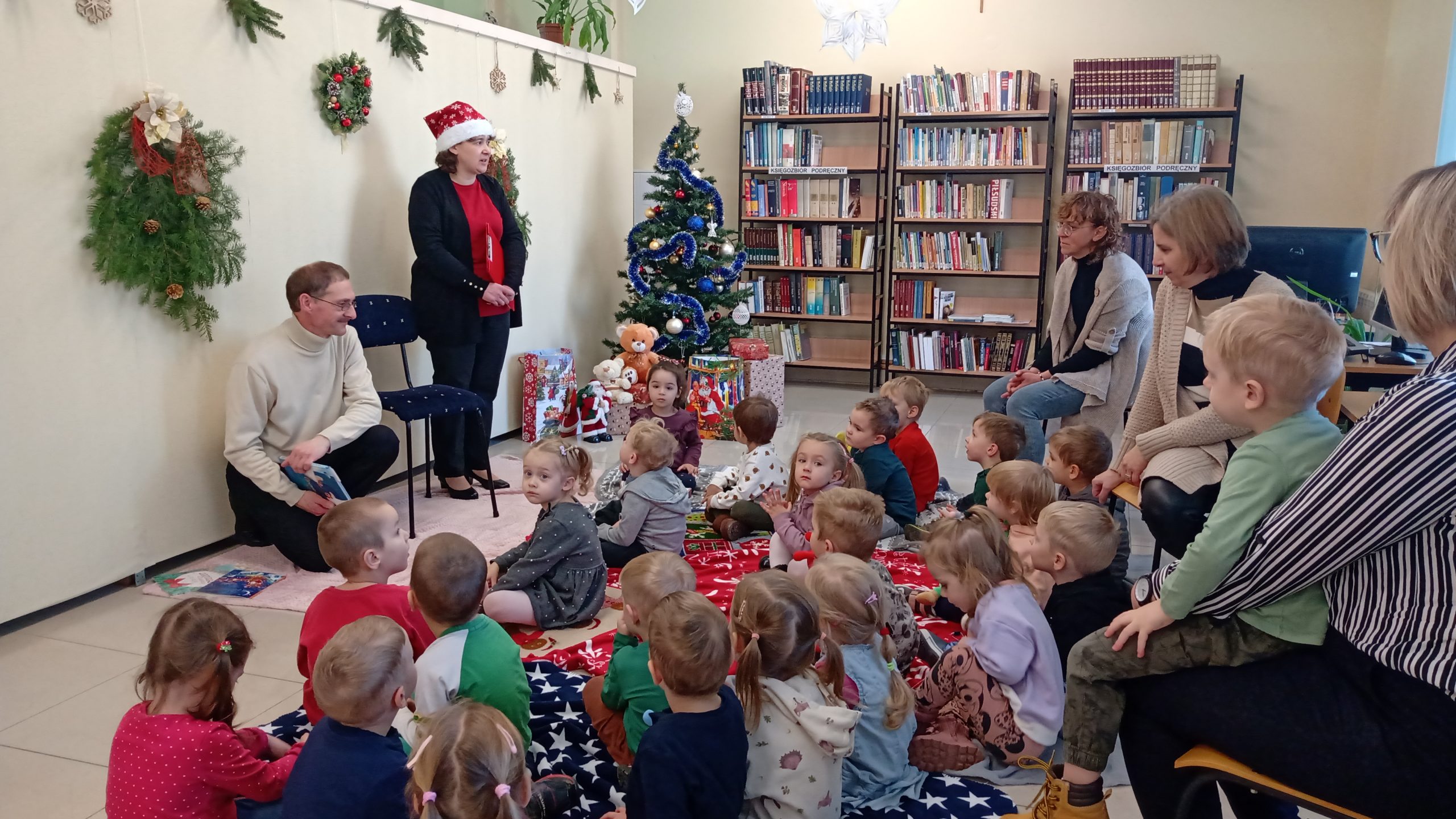Mikołajkowe czytanie z Baby Beetles w Bibliotece Pedagogicznej w Brzozowie