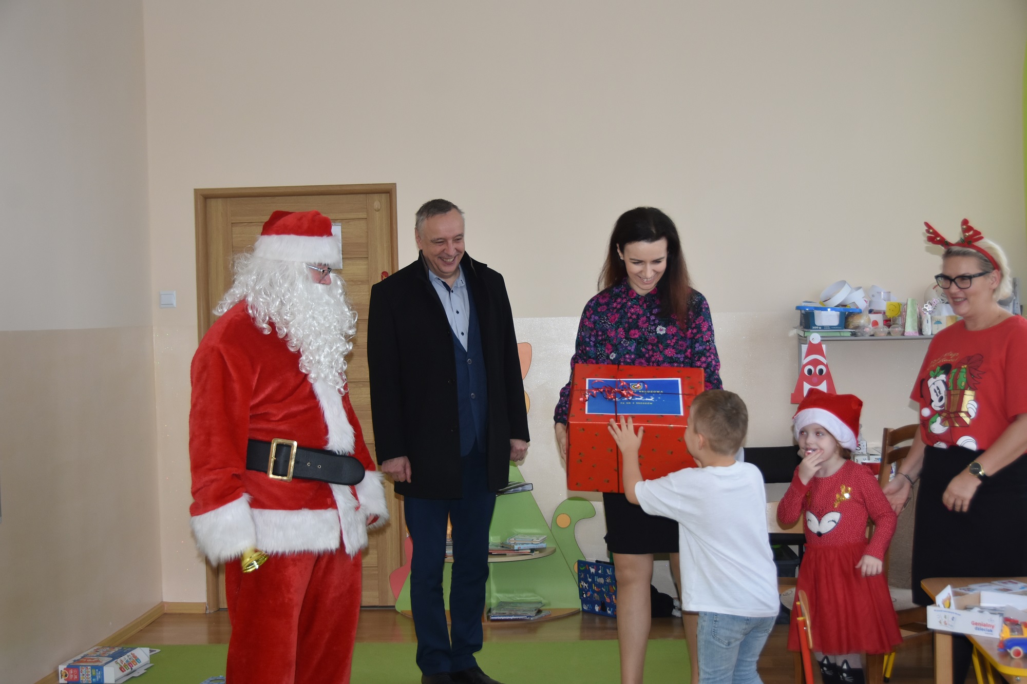 Święty Mikołaj z wizytą w placówkach oświatowych