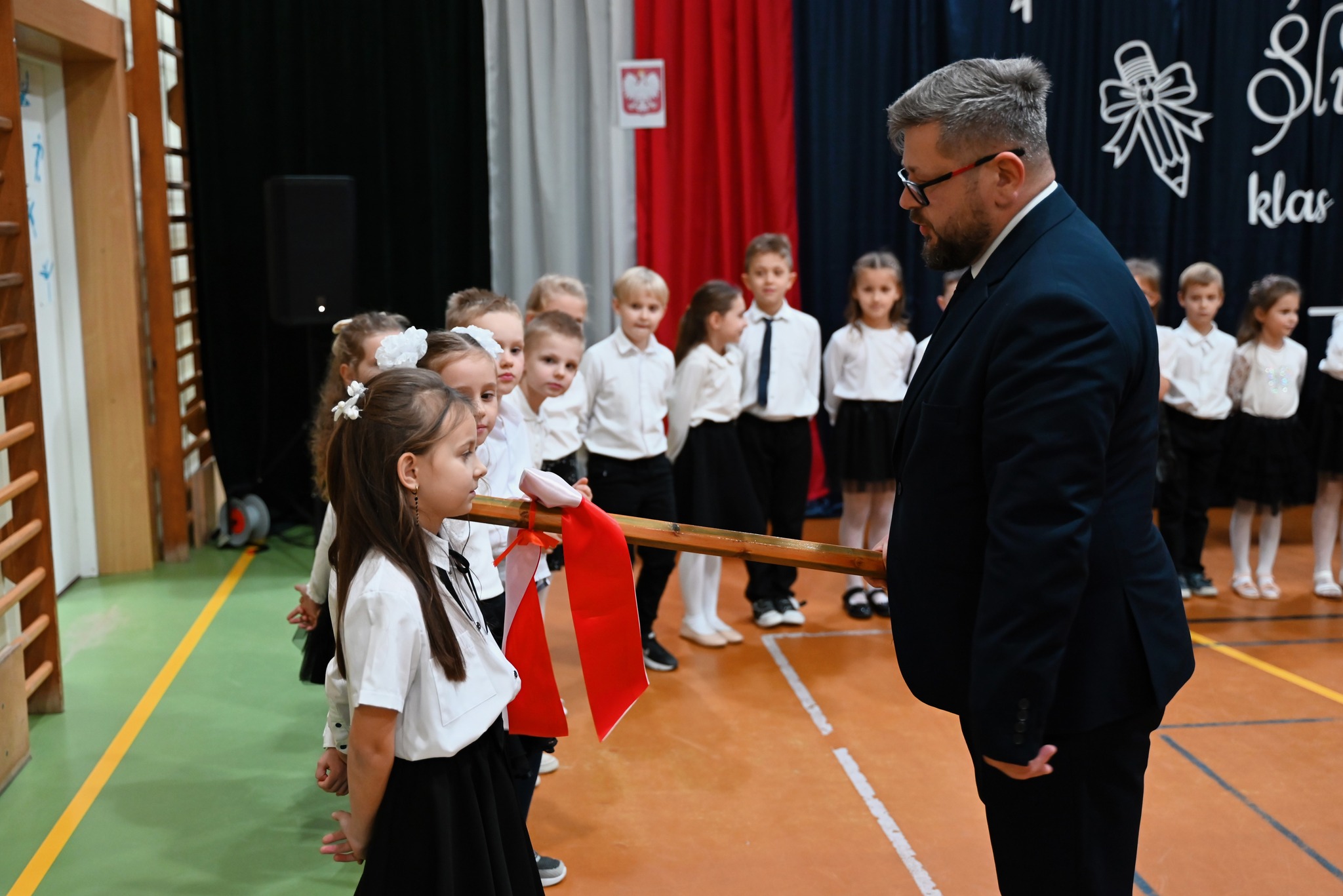 Pierwszoklasiści oficjalnie przyjęci do społeczności szkolnej w Szkole Podstawowej w Starej Wsi